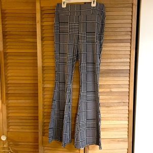 No Boundaries houndstooth pants